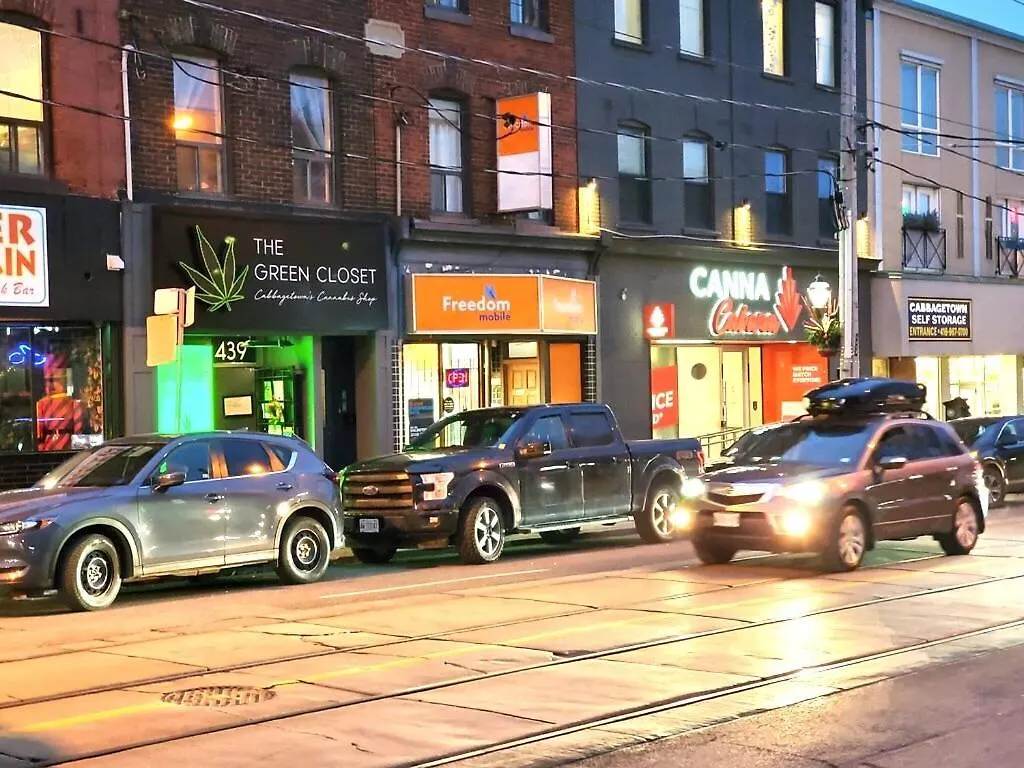 Private Double Room In Downtown Toronto, Steps To Subway & Cn Tower منزل للإقامة تورونتو