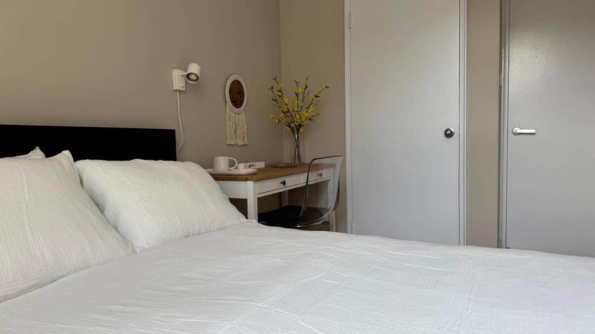 Private Double Room In Downtown Toronto, Steps To Subway & Cn Tower منزل للإقامة